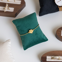 Support de présentation de bijoux en velours avec design de petit coussin pour organiser les bracelets et les montres