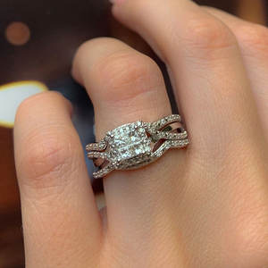 Anello di fidanzamento con diamante taglio Princess DJ047 da donna in oro bianco con diamante naturale colore D e set di fedi nuziali Halo - Product Image 3