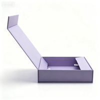 Boîte cadeau rigide pliable magnétique personnalisée en violet lavande avec ruban de traction pour l'emballage de cosmétiques et de vêtements