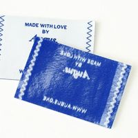 Étiquettes tissées personnalisées en satin blanc avec texte bleu, pliées au centre, pour vêtements, durables, lavables, inaltérables, écologiques, en rouleau