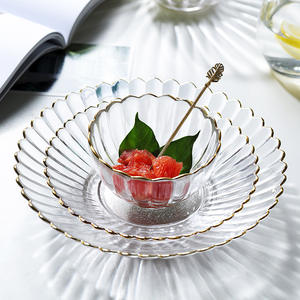 Assiettes de présentation en verre en forme de <span class=keywords><strong>chrysanthème</strong></span> faites à la main et écologiques assiettes en verre décoratives à bord doré plats en verre de service - Product Image 5