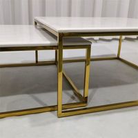 Ensemble de tables basses carrées avec plateau en marbre blanc et structure en acier inoxydable doré