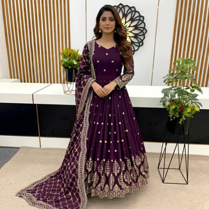Ensemble Anarkali traditionnel pour femme, violet, avec dupatta brodé or, coupe ample, longueur ras du sol, style indien pakistanais - Product Image 1