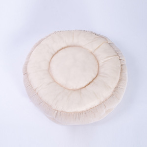 Coussin rond pour animaux de compagnie, beige, en fibre de polyester, lavable à la main, pour petits chiens - Product Image 4