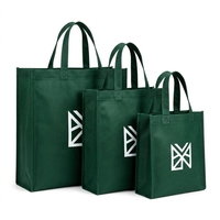 Smaragdgrüne Vliestasche mit individuellem Logo, 3D-Ultraschall-Verarbeitung, wiederverwendbare Einkaufstasche für luxuriöse Bio-Lebensmittel-Boutiquen und Marken.