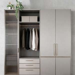 Armoire de luxe italienne personnalisée Balom avec panneaux en bois gris grainé, cadre en or champagne et vitrine en verre - Product Image 3