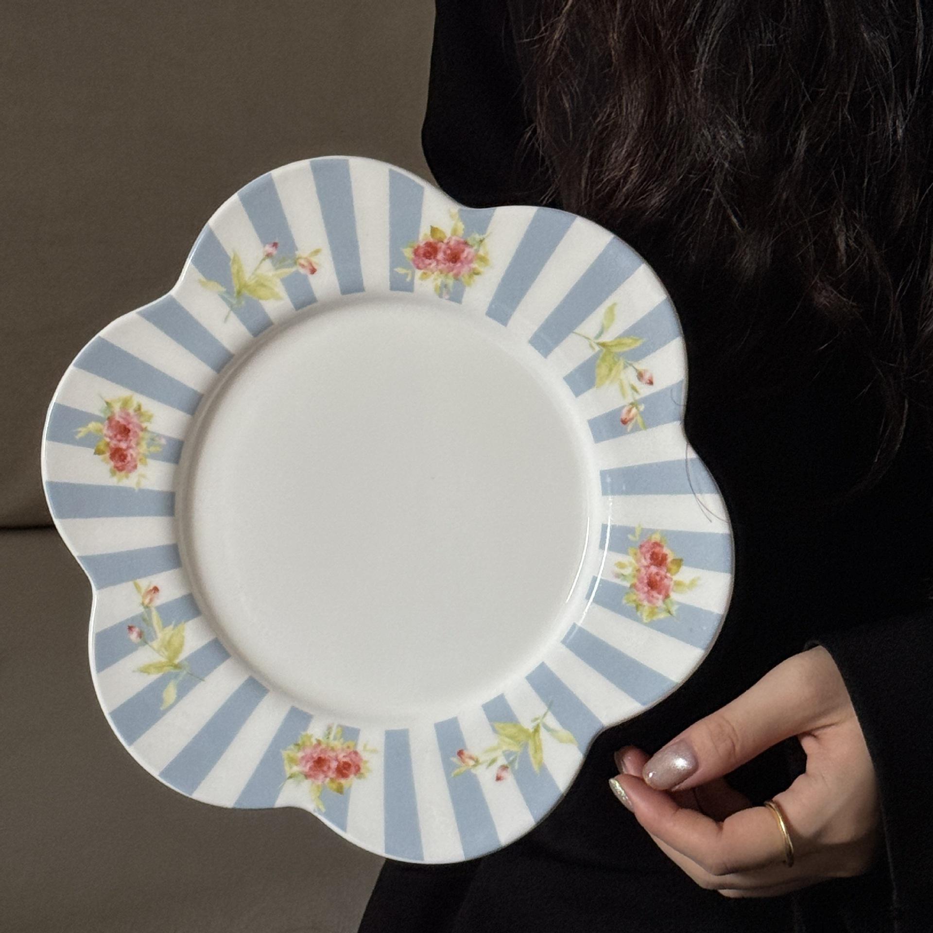 The vertical stripes of the petals are blue discs