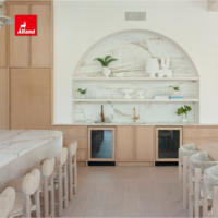 Lemari Bar Anggur Kayu Solid Lengkung Kustom Alland dengan Rak Kaca, Furnitur Bar Basah Mewah untuk Dapur
