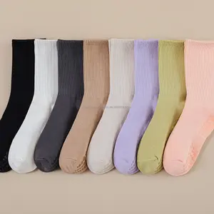 Chaussettes de sport de danse de yoga antidérapantes pour femmes Chaussettes Pilates antidérapantes avec logo personnalisé Chaussettes d'hiver