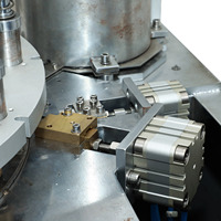 Machine entièrement automatique d'insertion de mèches de bougies en coton pour la fabrication de bougies en pot avec collage de mèches, découpe et collage de languettes de mèches (1/2/3/4 pièces)
