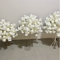 Große Rote Rosen sind mit künstlichen Blumenkugeln verziert, Hochzeitstischdekoration und Hochzeitsblumendekorationen