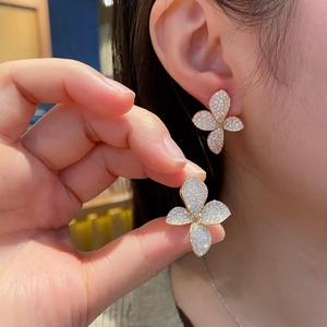 อาซูโอ เครื่องประดับหรูหรา ทองคำแท้ 18K เพชรเพาะเลี้ยงในห้องปฏิบัติการ ต่างหูรูปดอกไม้ ของขวัญสำหรับผู้หญิง สวมใส่ได้ทุกวัน งานเลี้ยง GIC - Product Image 4