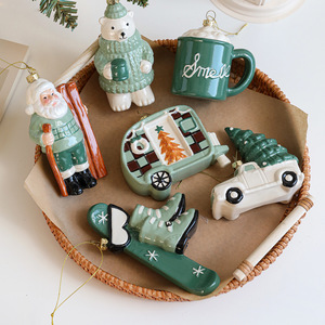 Nuevas Decoraciones Navideñas de Plástico Verde y Blanco, Adornos Colgantes Creativos y Modernos para Árboles de Navidad - Product Image 1