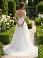 Gaun Pengantin dengan Ekor, Gaun Pengantin untuk Pengantin Wanita Ukuran Besar, Tanpa Punggung, Aplikasi Renda, Model Ball Gown, Gaun Pengantin Custom Warna Ivory