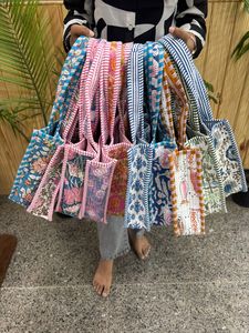 กระเป๋าโท้ทผ้าฝ้ายเย็บมือขนาดเล็กสำหรับผู้หญิง พร้อมสายโซ่ ปิดแบบเปิด กันน้ำ เหมาะสำหรับฤดูร้อน - Product Image 5