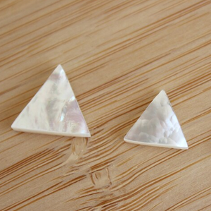 Proveedor Mayorista de Gemas Planas de Nácar de Alta Calidad en Forma de Triángulo para la Fabricación de Colgantes, Anillos, Collares y Pulseras - Product Image 4