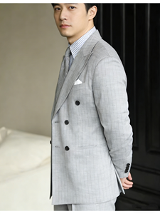 Abito Slim Business Grigio Chiaro a Righe con Drappeggio, Doppiopetto con Doppia Apertura, Risvolto a Punta per Uomo, Personalizzazione OEM - Product Image 3