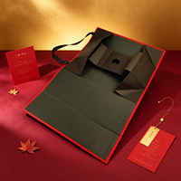 Boîte cadeau pour vin de luxe pliable personnalisée, rouge et or, avec estampage à chaud, fermeture magnétique et poignée en ruban