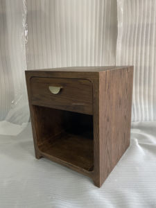Table de chevet en placage de frêne à 1 tiroir, meuble de chambre en bois avec poignée en fer pour usage domestique ou hôtelier - Product Image 3