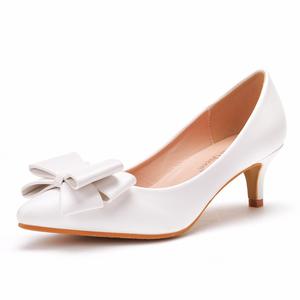 Chaussures de <span class=keywords><strong>mariage</strong></span> blanches pour femme, grande taille, à bout pointu, <span class=keywords><strong>petit</strong></span> <span class=keywords><strong>talon</strong></span> aiguille, avec nœud, de haute qualité - Product Image 1