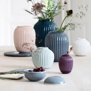 釉下陶瓷圆形彩色花花瓶用于家庭装饰