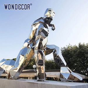 <span class=keywords><strong>Merveilles</strong></span> vente chaude conception personnalisée taille réaliste abstrait géométrique polyèdre super-héros atterrissage sculpture en acier inoxydable - Product Image 4