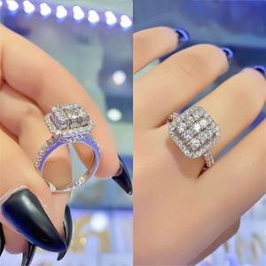 F1199 Anello di Lusso con Diamante Taglio Principessa, Gioiello da Fidanzamento per Donne, Elegante Design Quadrato con Halo, Fede Nuziale Raffinata in Oro Bianco 18K - Product Image 1