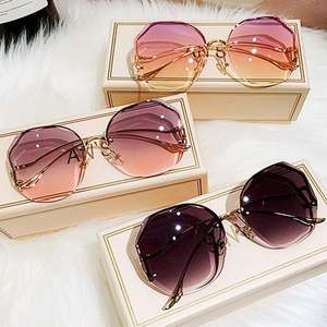 Gafas de Sol Redondas Irregulares con Logotipo Personalizado de Fábrica, Gafas de Sol de Metal con Patillas Curvas para Mujer, Gafas de Sol Degradadas de Moda al por Mayor a Precio Económico - Product Image 4