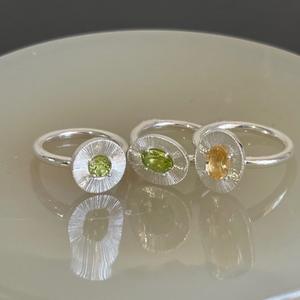 Bague éternité en argent pur S925 à bouche ouverte avec incrustation de zircon vert olive, texture brossée, réglable pour femmes - Product Image 1