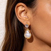 Boucles d'oreilles clous florales en acier inoxydable avec accents de perles blanches irrégulières et pierre centrale transparente, bijoux de mode pour femmes, cadeau, vente en gros