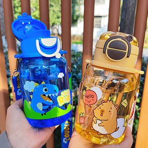 Bouteille d'eau en plastique pour enfants de 600 ml avec sangle, motifs dinosaure, baleine, <span class=keywords><strong>licorne</strong></span>, capybara, pour jus et lait - Product Image 1