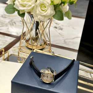 Montre-bracelet à cadran rond avec mouvement à quartz, accents de cristaux mobiles et bracelet en cuir à motif crocodile pour femme Chopards - Product Image 2