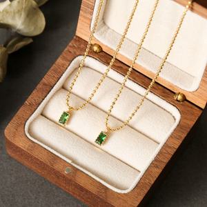 สร้อยคอผู้หญิง สแตนเลสสตีลชุบทอง 18k ประดับมรกตและเพทาย กันน้ำ ไม่หมอง พร้อมสลักโลโก้ตามสั่ง - Product Image 3