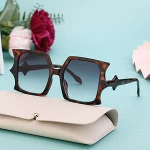 Lunettes de soleil de style européen et américain à grande monture pour femmes, protection UV400, monture noire en PC, design quadrilatère - Product Image 5