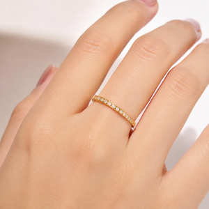 Anillo Ovalado con Banda Decorativa de Acero Inoxidable, Chapado al Vacío en Oro de 14K, Anillo Delgado Pulido con Hilera de Detalles Transparentes - Product Image 5