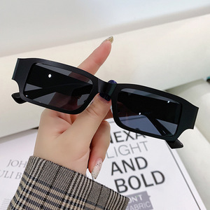 แว่นกันแดดทรงเหลี่ยมโลหะเคลือบเหล็กแบบใหม่ สไตล์อินสตาแกรม ได้รับการรับรองจากอินฟลูเอนเซอร์ เนื้อสัมผัสพรีเมียมเพื่อการป้องกันรังสียูวีอย่างมีสไตล์ - Product Image 1