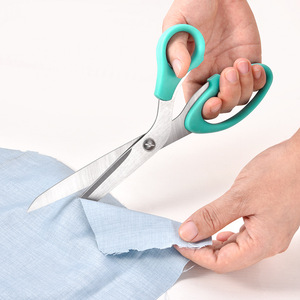 Ciseaux de tailleur en acier inoxydable Yangjiang, petits et grands, en forme de V, pour la coupe de tissus, la broderie, la couture, manche vert - Product Image 4