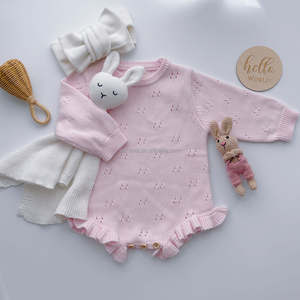 Romper de punto Pointelle con estampado de flores Peach Bloom y volantes en las piernas, suéter de algodón personalizado para baby shower, pelele. - Product Image 1
