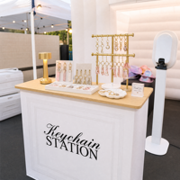 Table de station pliable pour porte-clés par sublimation, idéale pour les événements de mariage, les photobooths et comme comptoir portable pour les salons professionnels