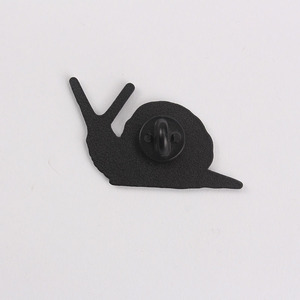 Độc đáo sọ ốc men Pin Gothic phong cách tối thiết kế với các chi tiết phức tạp, hợp thời trang phụ kiện thời trang cho bộ sưu tập - Product Image 6