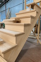 Escalier en bois courbé pour villa avec marches en bois massif et garde-corps en fer forgé