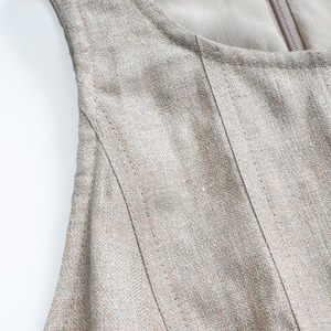 Abito Senza Maniche di Lusso Italiano B ~ C 26, Nuova Collezione Primavera, in Twill di Lino Scintillante, Silhouette Verticale di Alta Qualità, Collo Tondo - Product Image 6