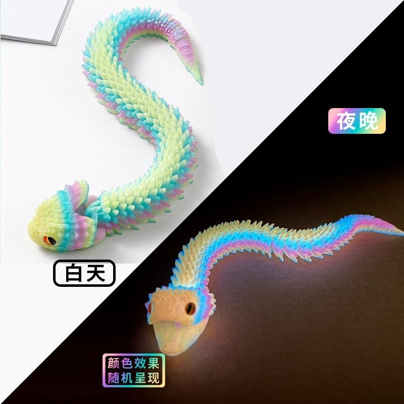 Serpent arc-en-ciel coloré et phosphorescent de 25 cm, bouche ouverte.