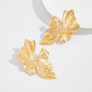Boucles d'oreilles clous en métal <span class=keywords><strong>plissé</strong></span> irrégulier de créateur pour femmes, breloques, grandes boucles d'oreilles de fête, accessoires de mode, bijoux cadeaux - Product Image 5
