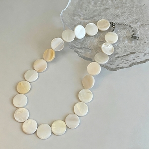 Collana girocollo da donna con conchiglie naturali - Collare con perle di madreperla bianche, gioielli boho da spiaggia, collana regolabile di tendenza - Product Image 1