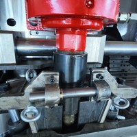 Foreuse géologique entièrement hydraulique à moteur diesel avec pompe et engrenages, montée sur chenilles, pour l'échantillonnage de carottage