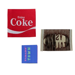 Etiquetas de Ropa Tejidas Personalizadas de Alta Densidad con Borde Cosido, Etiqueta Impresa con el Tamaño de la Camisa y el Logotipo de la Marca - Product Image 1