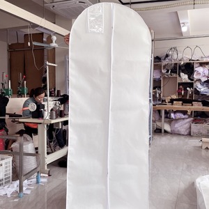 Logo personnalisable 1.8m couverture <span class=keywords><strong>de</strong></span> robe <span class=keywords><strong>en</strong></span> <span class=keywords><strong>tissu</strong></span> non tissé double face grande queue sac <span class=keywords><strong>de</strong></span> robe <span class=keywords><strong>de</strong></span> mariée étendu couverture <span class=keywords><strong>de</strong></span> <span class=keywords><strong>vêtement</strong></span> épaissi - Product Image 4