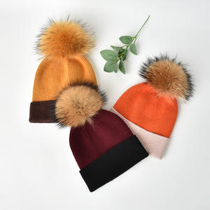 Bonnets en laine tricotés avec logo personnalisé et pompons en fourrure <span class=keywords><strong>Bonnet</strong></span> classique unisexe côtelé avec logo pour femmes - Product Image 2