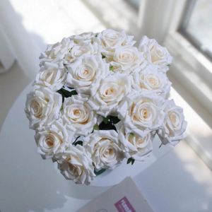 Rosas Artificiales Populares de 3 Cabezas, Hechas a Mano, Realistas, de Seda Blanca, con Tacto Real - Flores de Lujo para el Día de San Valentín, Navidad y Año Nuevo - Product Image 3